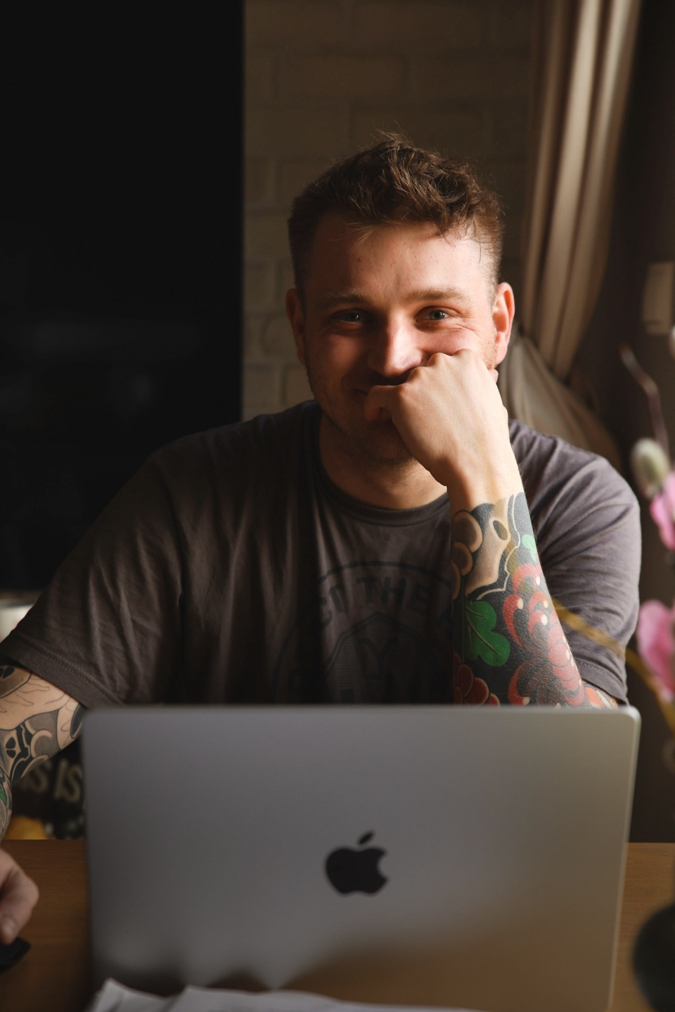 Aleksander Jagusiak przy laptopie